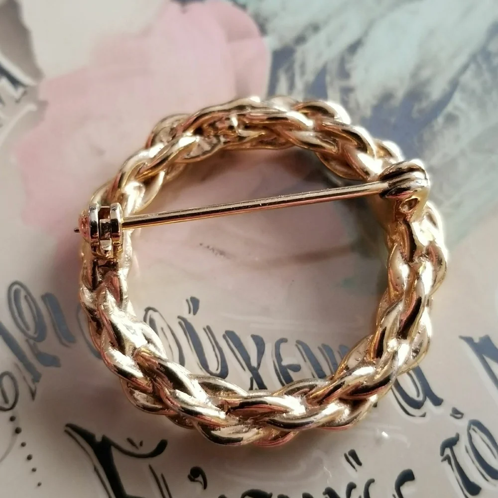 Vintage circle brooch small gold tone chain design
